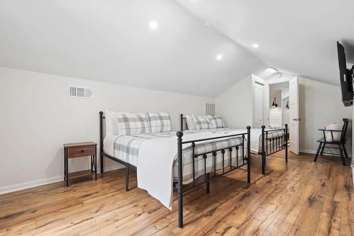 Dhomë gjumi në katin e dytë me 2 krevate me madhësi të plotë dhe televizor të madh. Kjo dhomë gjumi ka qasje në banjën e katit të dytë dhe dhomën e fjetjes. Hyrja në dhomën me krevate marinari bëhet përmes kësaj dhome gjumi. 