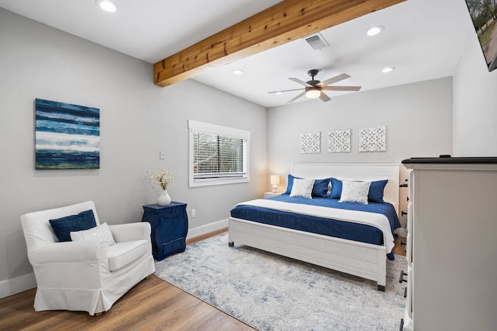 Kjo dhomë gjumi ka një hapësirë për t 'u ulur, televizor të madh dhe krevat dopio "king". 