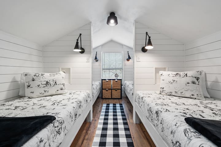 Kjo dhomë e adhurueshme marinari në katin e dytë ka 4 krevate dopio me drita individuale nate. 