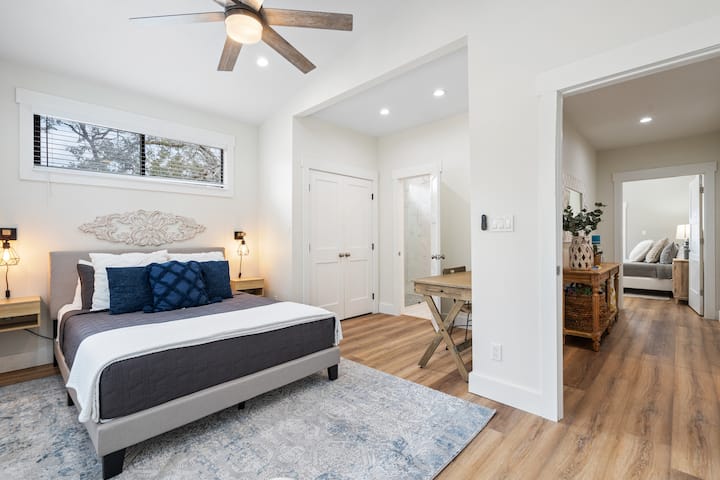 Kjo dhomë gjumi dytësore ka një tavolinë zyre, televizor të madh dhe krevat dopio "queen".
Kjo dhomë gjumi ka qasje në banjën kryesore.  