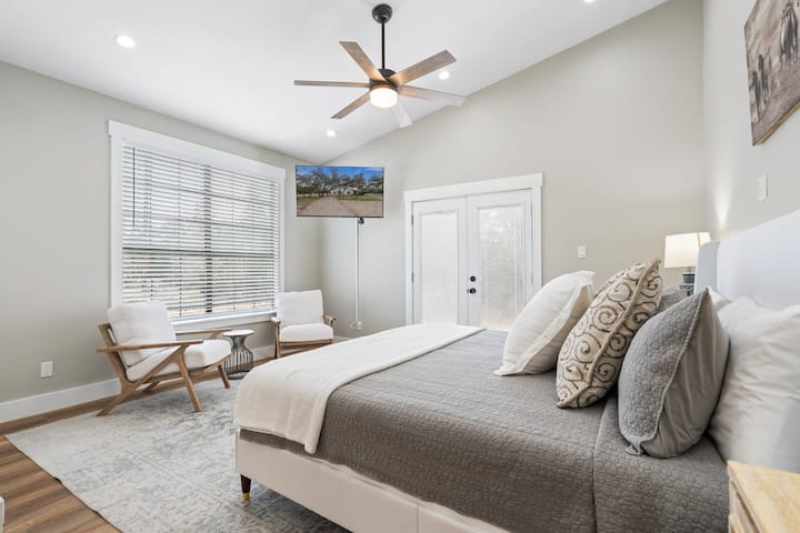 Dhoma kryesore e gjumit ka hapësirë për t 'u ulur, televizor të madh, krevat dopio "king" dhe dyer franceze që të çojnë në verandë të jashtme private. 