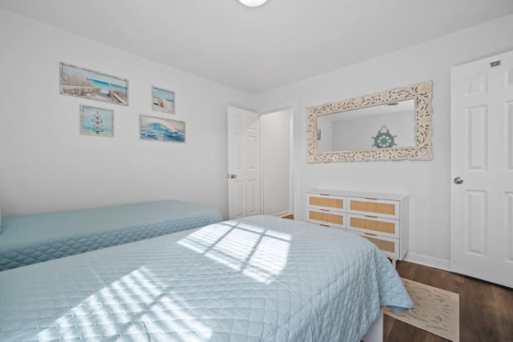 Quarto #2 com 2 camas de solteiro, cômoda, TV montada e um armário!