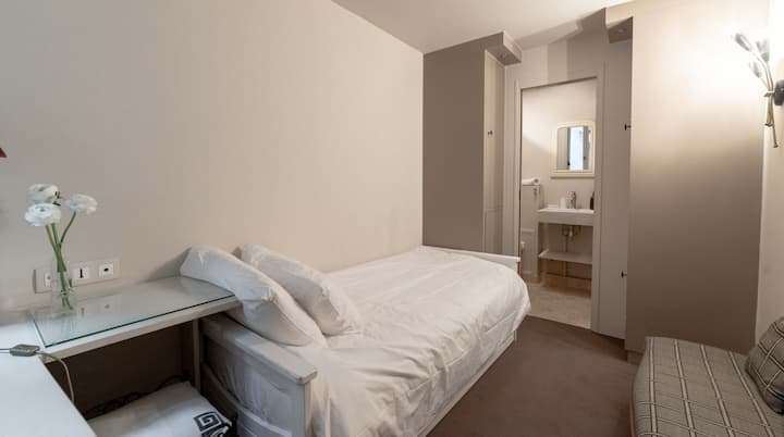 Საძინებელი 5 - მე-3 სართული - გამოსაწევი საწოლები -2-ე საწოლი ამოვარდნილი საწოლიდან