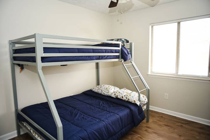 Izba pre tretieho hosťa s dvojitou poschodovou posteľou, komodou a závesmi blokujúcimi svetlo (aktualizované od fotiek). K dispozícii máme aj detské knihy a hračky. 