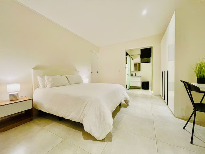 Druhá spálňa s priestrannou vlastnou kúpeľňou.