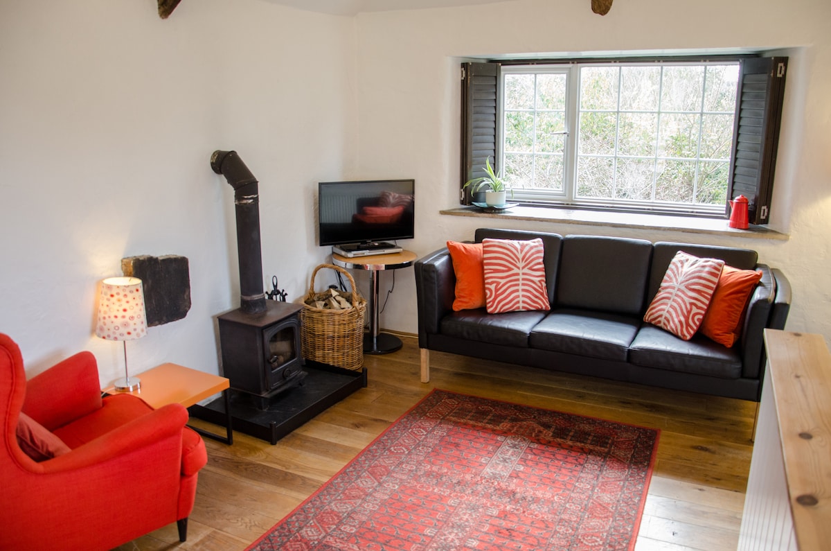 Top performing Airbnb: Cleave Cottage - cosy coastal path cottage in St. Gennys