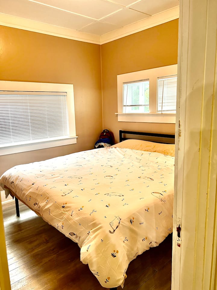 Cama king size con baño cerrado en el primer piso