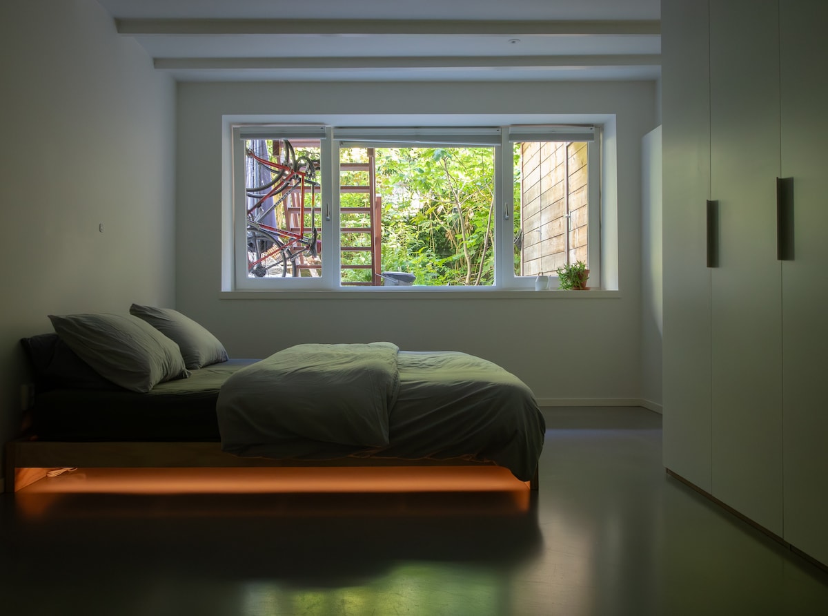 Spavaća soba s bračnim krevetom (180 cm x 210 cm).