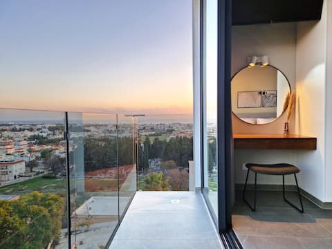 Central 2BD Seaview Townhouse w/ lift & roof pool