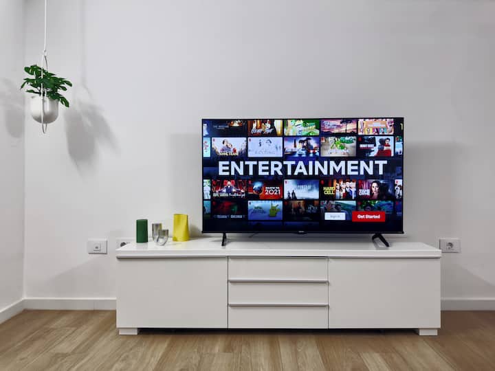 Ბრტყელი ეკრანი ქვედა მისაღებ ოთახში უსაზღვრო გართობისთვის.