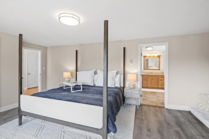 انغمس في هذا السرير الفاخر بمقاس كبير.  3 نوافذ كبيرة مع إطلالة على الماء مقابل لك وتلفزيون ذكي 70 بوصة في الزاوية.  هل تتصل بالجانب الأيسر أم الأيمن ؟