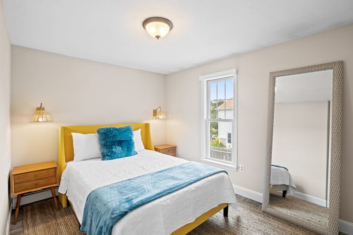 تتمتع الغرفة الصفراء بأجواء ممتعة مع ألوان وتفاصيل سعيدة!  ملاءات 600 خيط، مكيف هواء للنافذة في الصيف، خزانة كاملة مع شماعات ورفوف. مرآة كاملة الطول. وسادة وبطانية إضافية في الخزانة.