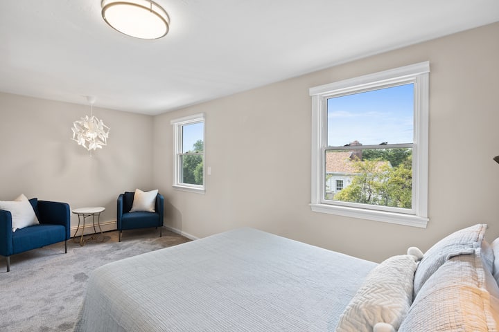 الغرفة الرمادية.
هذه الكراسي هي المكان المثالي لانتظار أصدقائك وعائلتك أثناء انتهائهم من الاستعداد.  تتعاقد الثريا الغريبة وتتوسع!