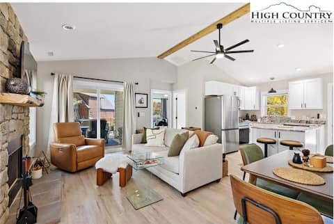 Top performing Airbnb: New! Luxury Beech Mountain Cabin with Hot Tub in Beech Mountain