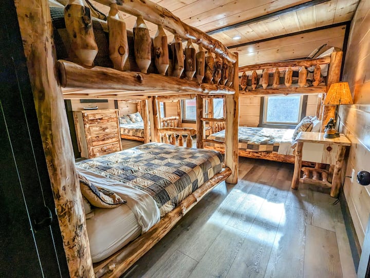 Bedroom 6: Three queen-size bunk beds make sleeping arrangements a breeze, accommodating up to 12 guests with ease.