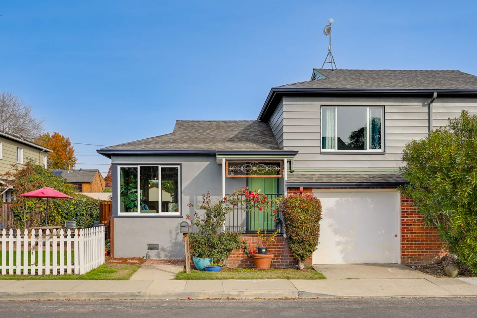 Renovated cottage with spacious backyard
