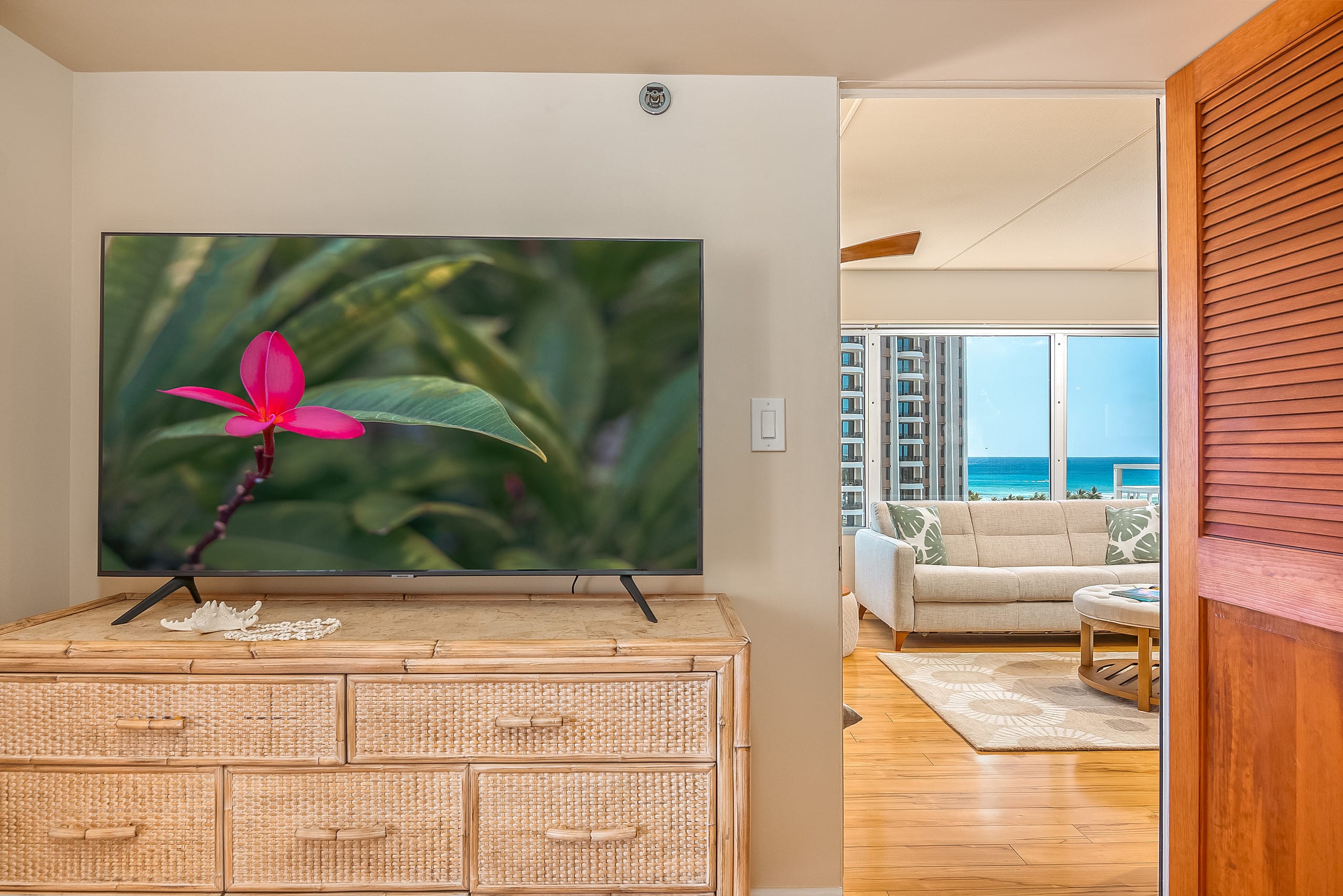 Condo in Honolulu · ★4.88 · 2 bedrooms · 4 beds · 2 private baths - Image 35