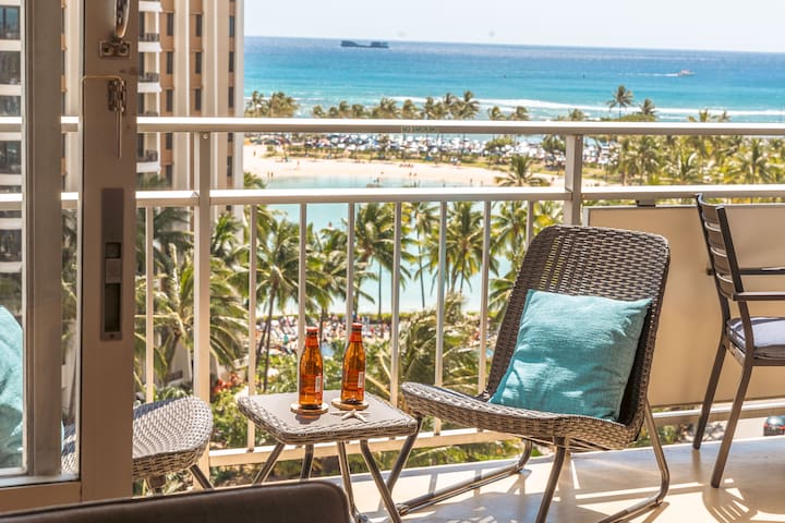 Upscale 2BR/2BA Ocean View in Waikiki + Parking! gallery image 2