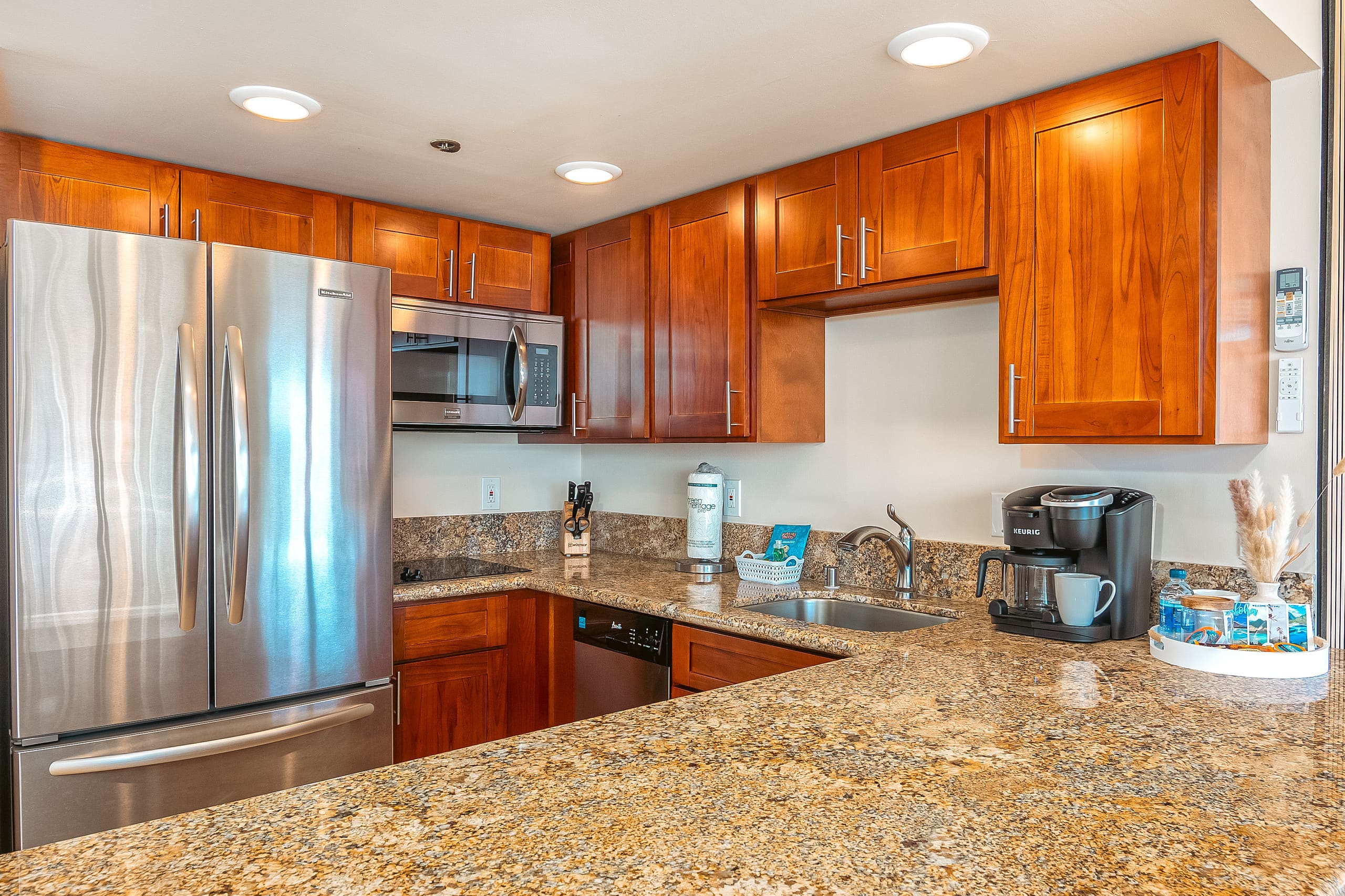 Condo in Honolulu · ★4.88 · 2 bedrooms · 4 beds · 2 private baths - Image 23