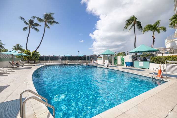 Upscale 2BR/2BA Ocean View in Waikiki + Parking! gallery image 4
