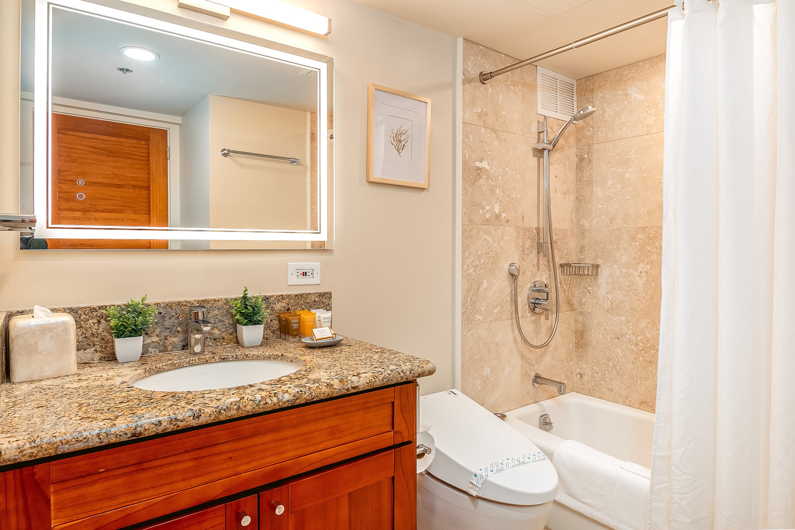 Condo in Honolulu · ★4.88 · 2 bedrooms · 4 beds · 2 private baths - Image 45