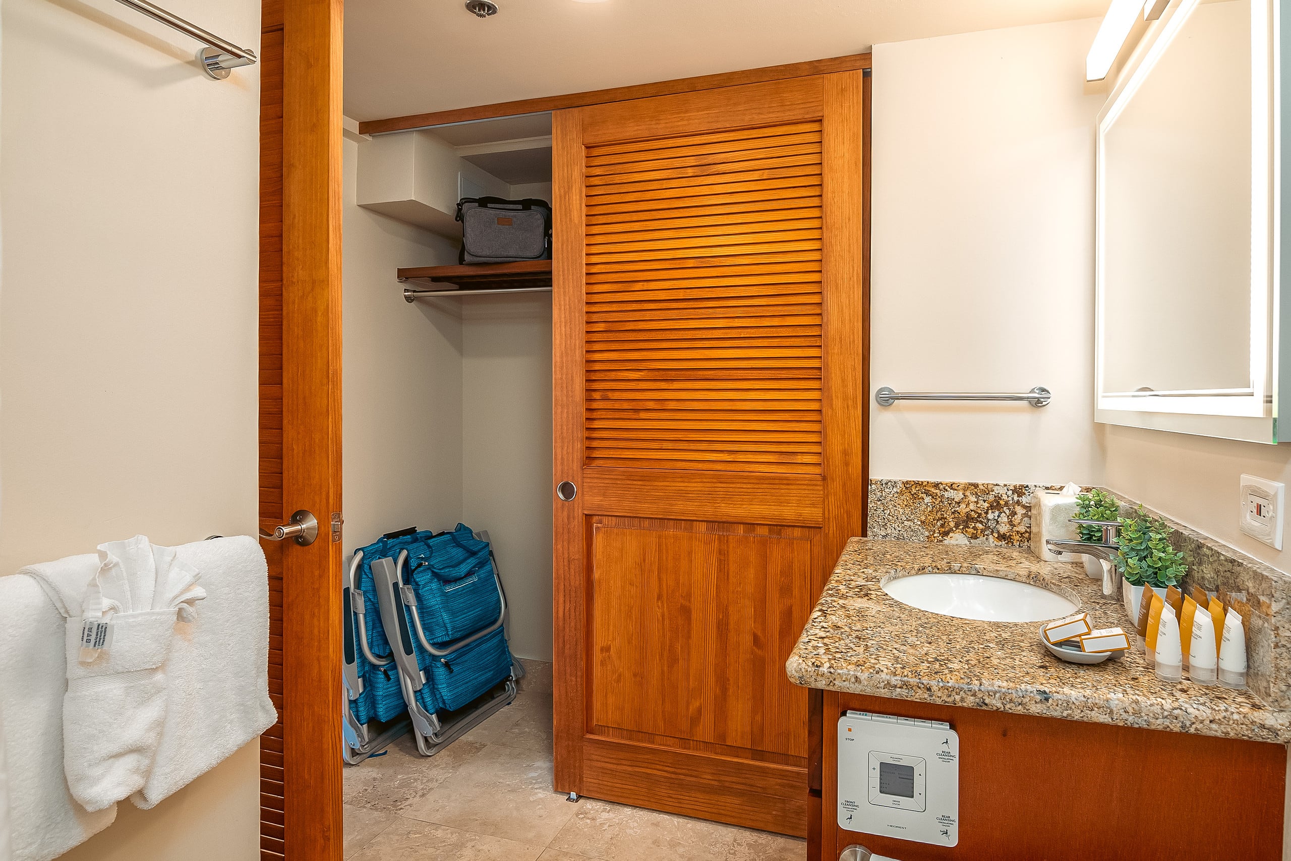 Condo in Honolulu · ★4.88 · 2 bedrooms · 4 beds · 2 private baths - Image 47