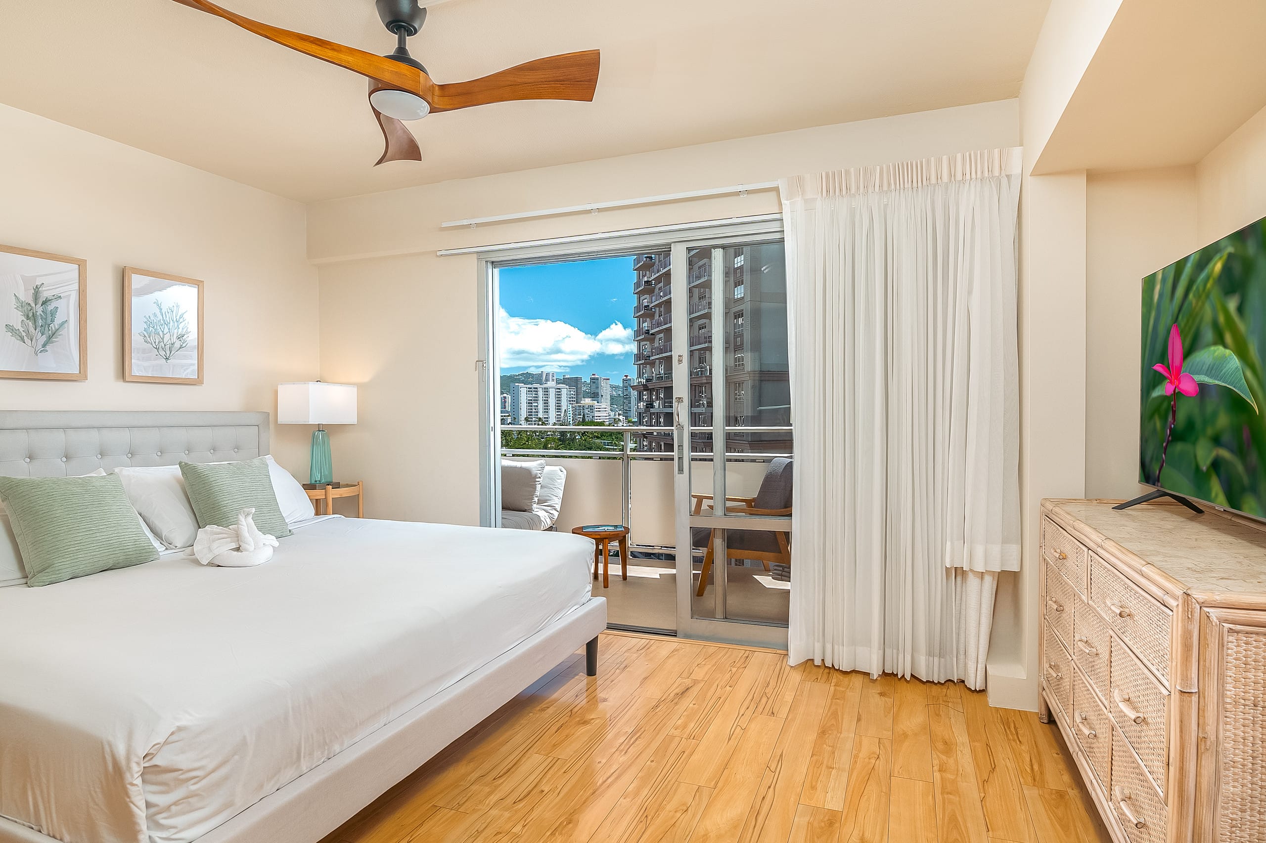 Condo in Honolulu · ★4.88 · 2 bedrooms · 4 beds · 2 private baths - Image 1