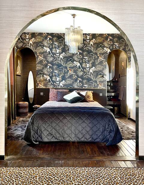 Independent studio decorated as an Hotel Suite.