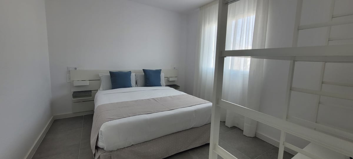 חדר שינה ראשי עם מיטה זוגית