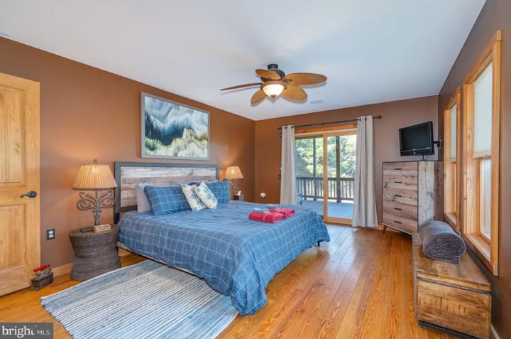 Главна спалня с голямо двойно легло