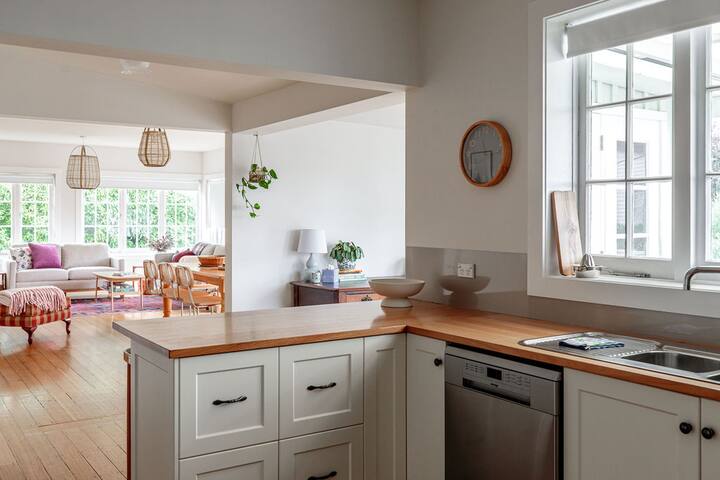 Newstead Luxury – Large home close to CBD gallery image 5