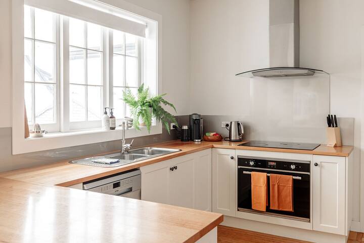 Newstead Luxury – Large home close to CBD gallery image 4