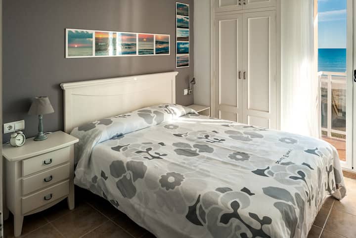 חדר שינה ראשי עם מיטה בגודל 150 ס"מ.