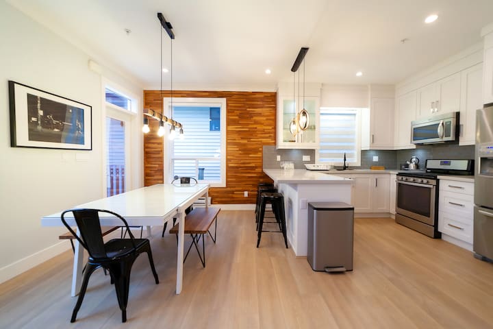 Vancouver chic 3 bedroom home. Central Location!