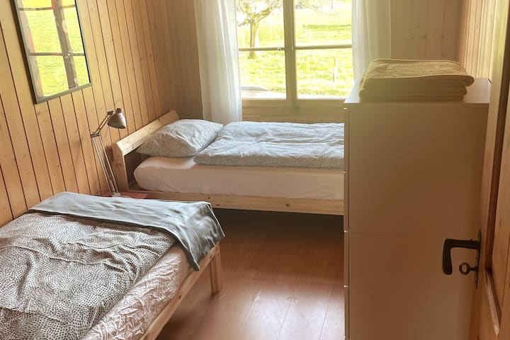 Chumba cha kulala chenye vitanda viwili.