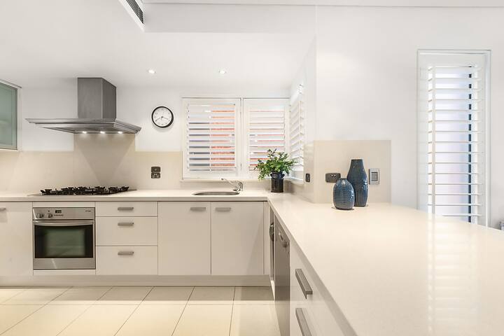 Beachfront Beauty gallery image 4