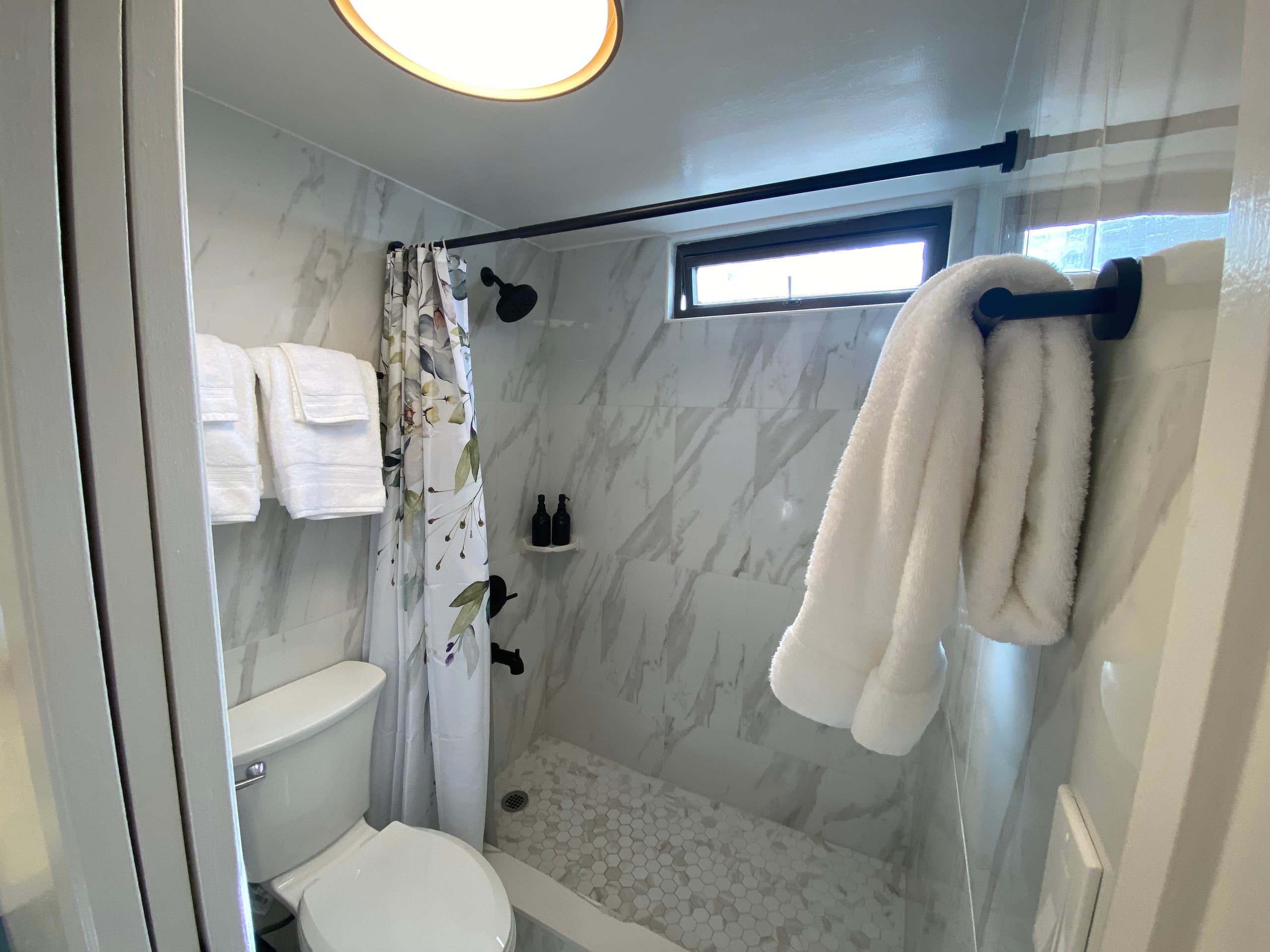 Gorgeous Waikiki Condo! - Image 18