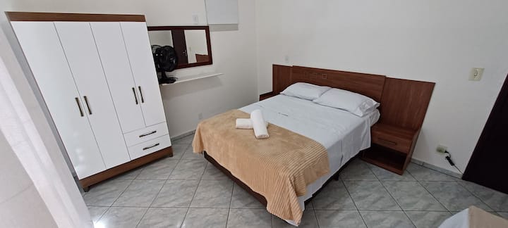 Chumba cha kulala - 01, kitanda cha watu wawili, kabati moja kamili, kiyoyozi cha kioo, roshani ya kiambatisho yenye mwonekano wa barabara na anga 