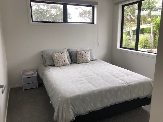 המלכה עם הרבה אור טבעי וארון בגדים יחיד נדיב.