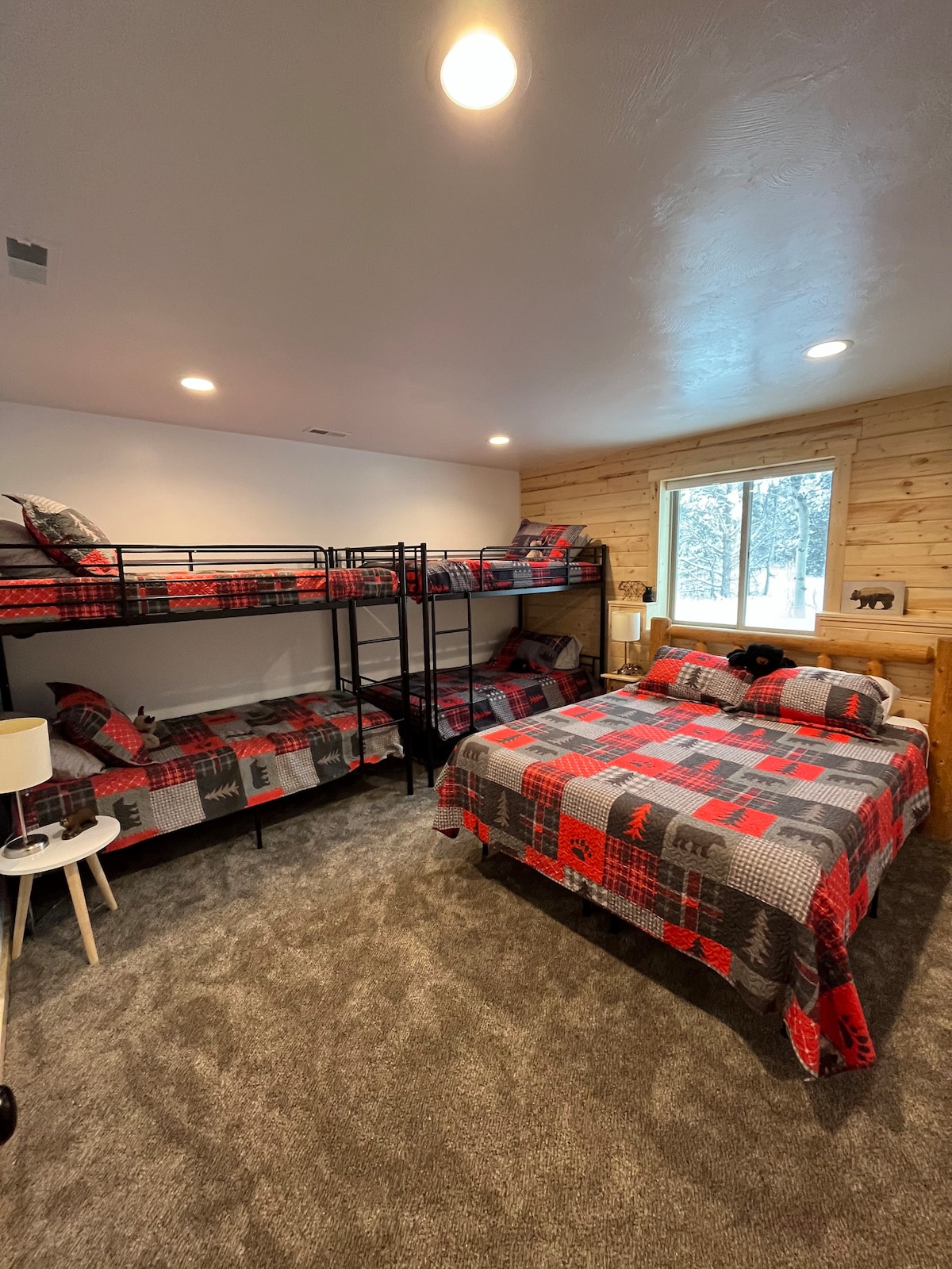 Habitación con literas para osos para bebés con una cama de espuma viscoelástica tamaño queen y dos juegos de literas individuales. Mucho espacio para dormir en el piso y un pack n play. 