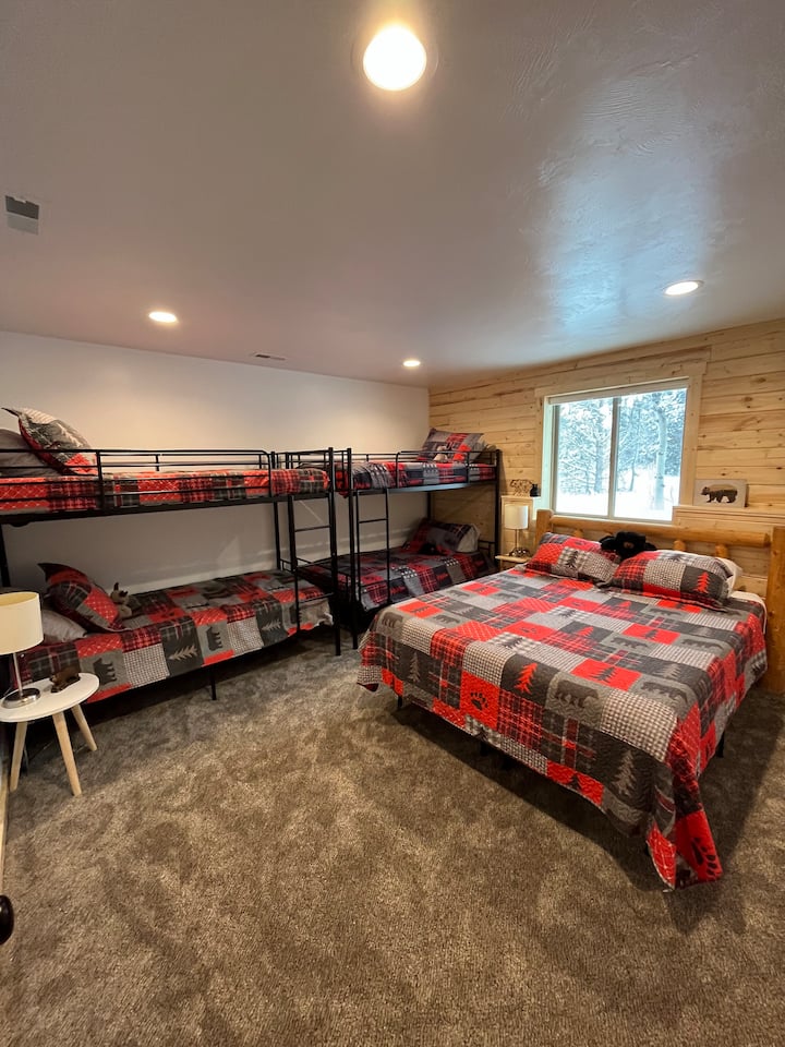 Бебешка двуетажна стая с двойно легло от мемори пяна и два двуетажни легла с две единични легла. Има достатъчно място за спане на пода и игра на глутница. 