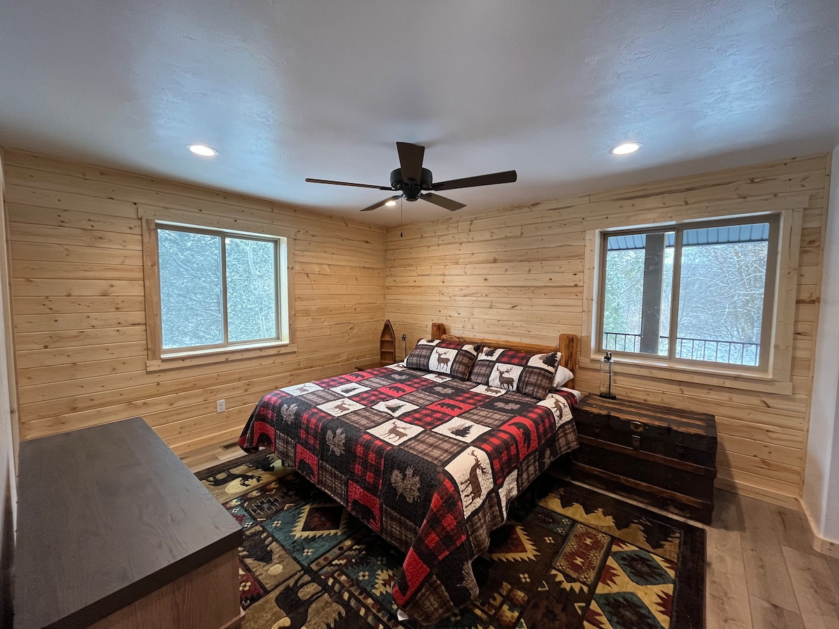 El dormitorio principal de Yellowstone cuenta con un baño principal en la suite y una cama de espuma viscoelástica tamaño king. 