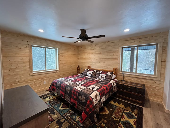 Майсторска спалня в Йелоустоун с обща баня и двойно легло от мемори пяна. 