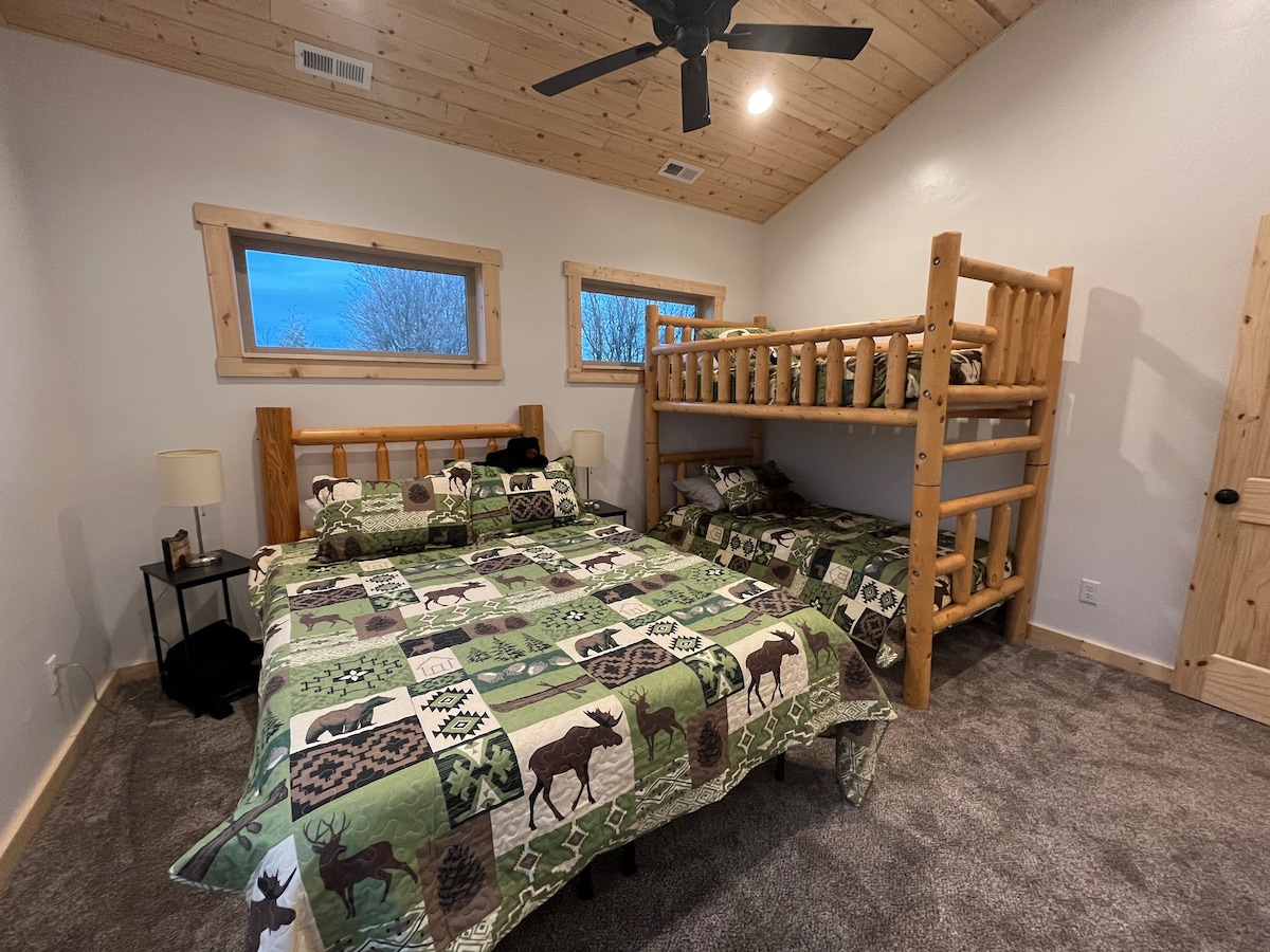 Mesa Falls Bunk Room
- Cama de espuma viscoelástica tamaño queen.
- Camas dobles.