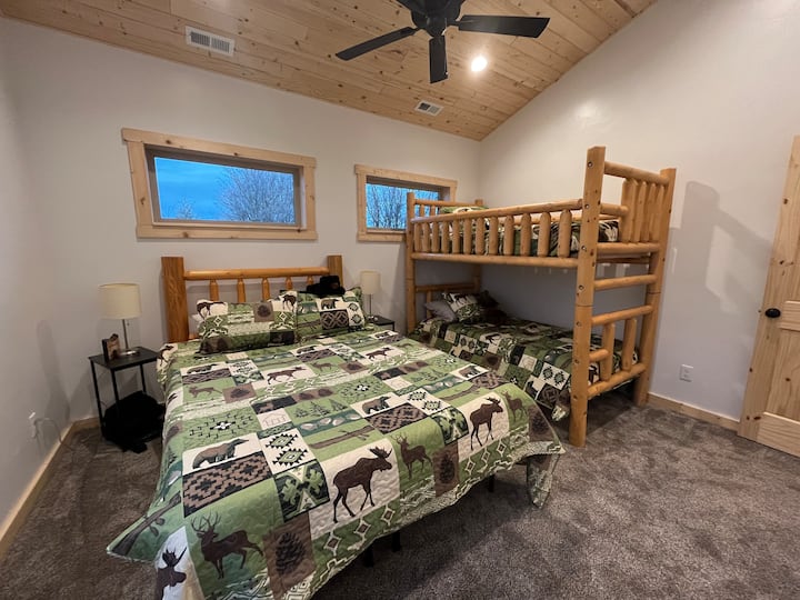 Двуетажна стая Mesa Falls
- Легло с мемори пяна с размер на кралица
- двуетажни легла