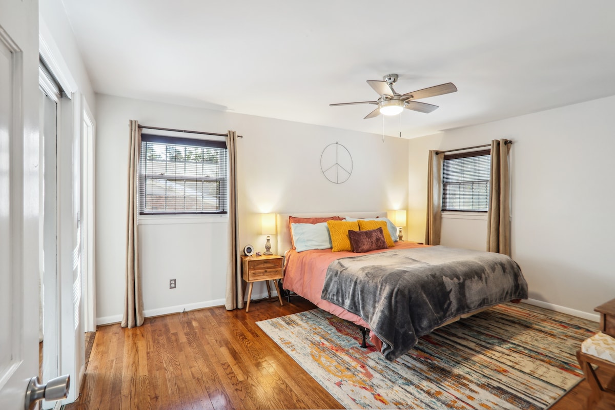 Dormitorio principal con cama tamaño king y baño principal privado.