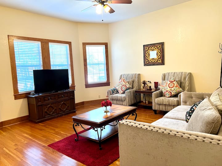 Spacious Victorian W/game Room & Hot Tub - Pflugerville, TX