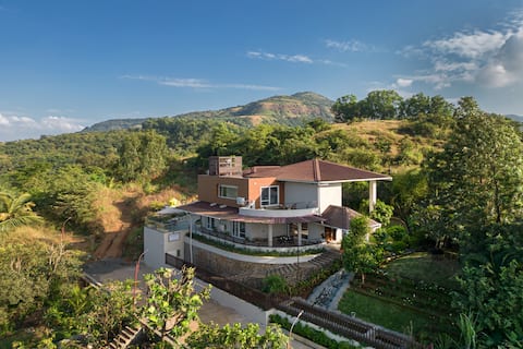 4BR heated pool villa in Mulshi with mountain view