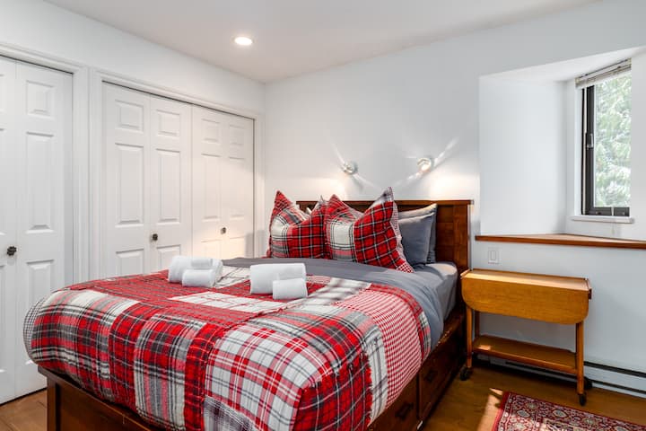 El loft cuenta con una cómoda cama tamaño queen, TV por cable y armarios. 