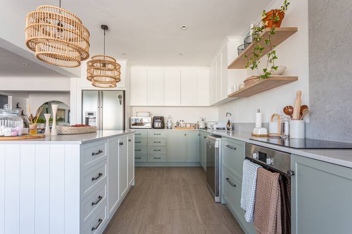 Stunning Ocean View Penthouse w/ Inverter gallery image 4